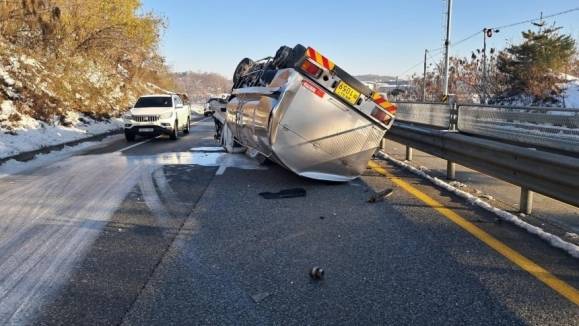 30일 오전 8시 25분쯤 충북 음성군 금왕읍의 한 도로에서 60대 운전자가 몰던 7.5t 탱크로리 차량이 전복됐다. 음성소방서 제공