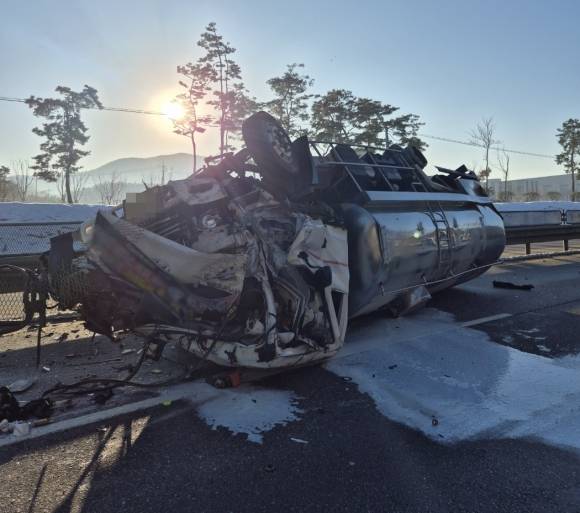 30일 오전 8시 25분쯤 충북 음성군 금왕읍의 한 도로에서 60대 운전자가 몰던 7.5t 탱크로리 차량이 전복됐다. 음성소방서 제공