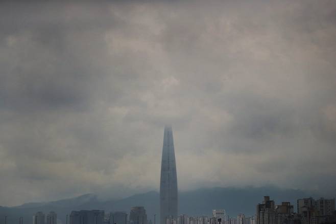 장맛비가 내린 2020년 7월22일 송파구 롯데타워 주변 하늘에 먹구름이 가득하다. ⓒ연합뉴스