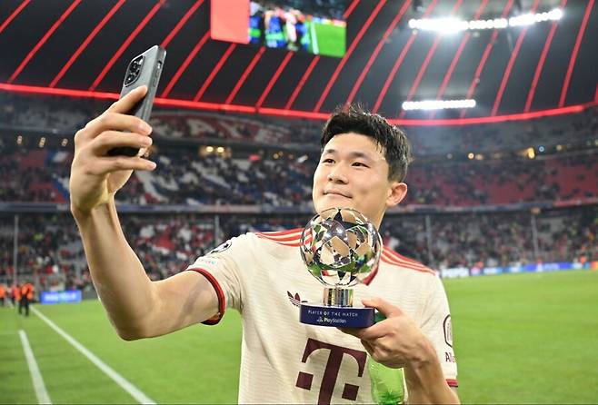 ▲ 바이에른 뮌헨에서 첫 번째 시즌에 주전 경쟁에 어려움을 겪으며 방출설이 제기됐던 김민재가 맞나 싶다. 24경기 연속 선발 출전한 만큼 바이에른 뮌헨에선 없어선 안 될 선수로 자리매김했다. 파리생제르맹과 경기에선 다요 우파메카노와 함께 7경기 연속 무실점을 합작한 것은 물론 직접 선제 결승골을 터뜨려 1-0 승리까지 이끌었다. 뱅상 콤파니 감독은 김민재와 다요 우파메카노가 이루는 센터백에 칭찬일색이다. ⓒUEFA SNS