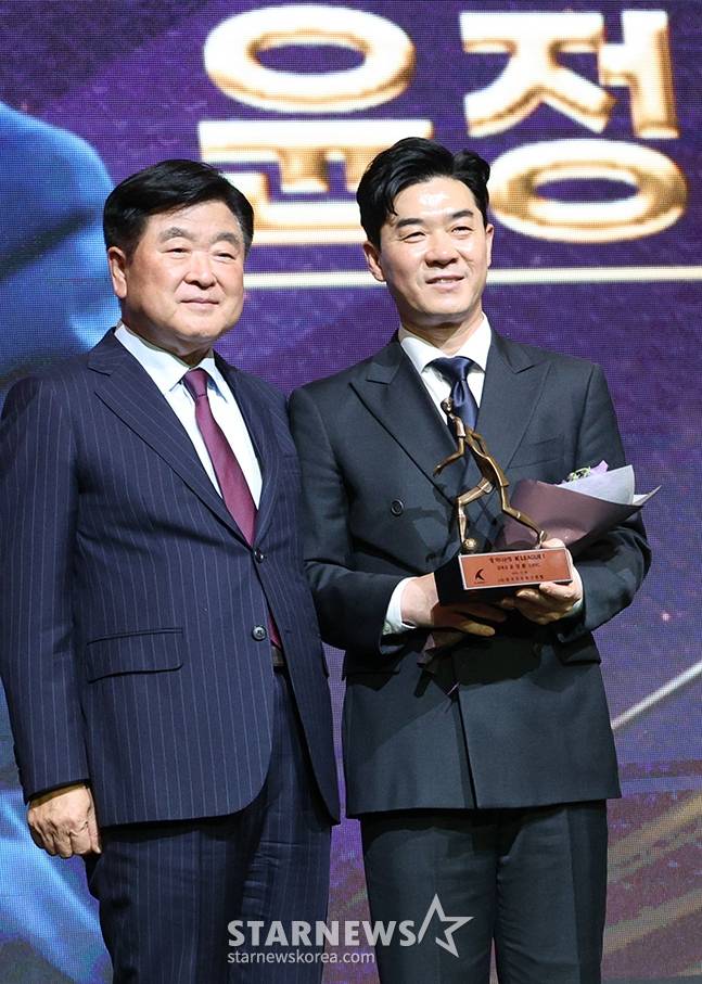 하나은행 K리그 2024 대상 시상식이 29일 서울 서대문구 스위스 그랜드호텔에서 열렸다.  윤정환(강원FC) 감독이 K리그1 감독상을 수상한 후 포즈를 취하고 있다.