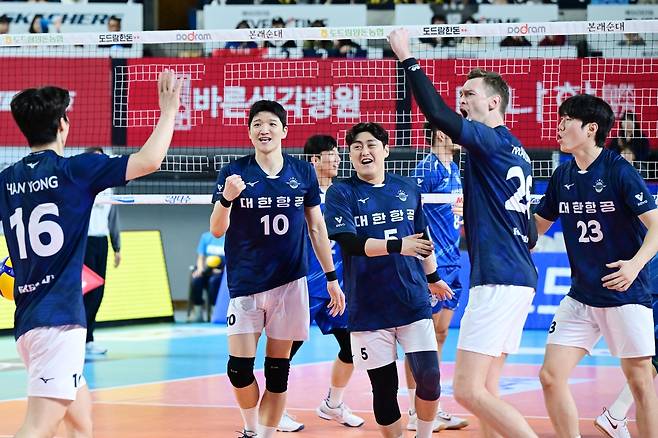 삼성화재전에서 득점 후 기뻐하는 대한항공 선수들 [한국배구연맹 제공. 재판매 및 DB 금지]