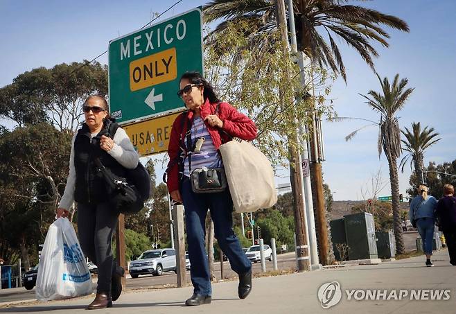 멕시코 국경 인근 걸어가는 시민들 [AFP=연합뉴스 자료사진]