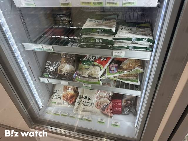 편의점에 진열된 냉동만두. / 사진=정혜인 기자 hij@