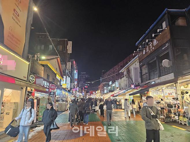 지난 27일 밤 홍대입구 인근의 한 번화가에 시민들이 쇼핑을 즐기고 있다. (사진=김형환 기자)