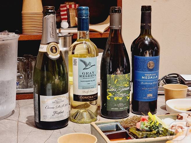 금양인터내셔날이 26일 '한식과 어울리는 와인 페어링'을 주제로 소규모 미디어 간담회를 진행했다. 왼쪽부터 프레시넷 퀴베 드 프레스티지, 콘차이토로 그란 레세르바 소비뇽 블랑, 엠 샤푸티에 지공다스 아티스트 레이블 , 메달라 센테너리 시리즈. ⓒ News1 이형진 기자