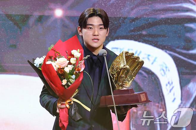 1일 서울 용산구 그랜드하얏트 호텔에서 열린 한국프로야구선수협회 '2024 컴투스프로야구 리얼 글러브 어워드'에서 KIA 김도영이 올해의 선수상을 차지한 후 소감을 밝히고 있다. 리얼글러브 어워드는 KBO리그 포지션별 최고의 '수비수'를 선정하는 시상식으로 선수들이 직접 투표해 수상자를 가린다. 2024.12.1/뉴스1 ⓒ News1 신웅수 기자