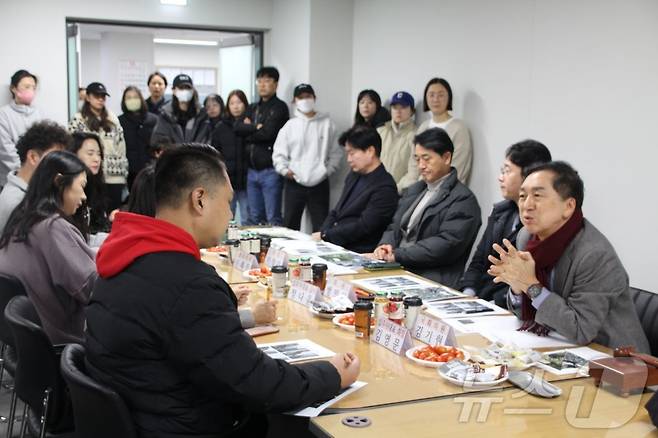 김기현 국민의힘 국회의원(울산 남구을)이 지난 30일 남구 대현동에 위치한 번영로코오롱하늘채 아파트를 방문해 주민들의 민원을 청취했다고 1일 밝혔다.(김기현 의원실 제공)