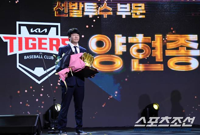 2024 리얼글러브 어워드가 1일 서울 용산구 한남동 그랜드하얏트 서울에서 열렸다. 선발투수 부문 수상자 KIA 양현종이 기념촬영을 하고 있다. 박재만 기자 pjm@sportschosun.com/2024.12.01/