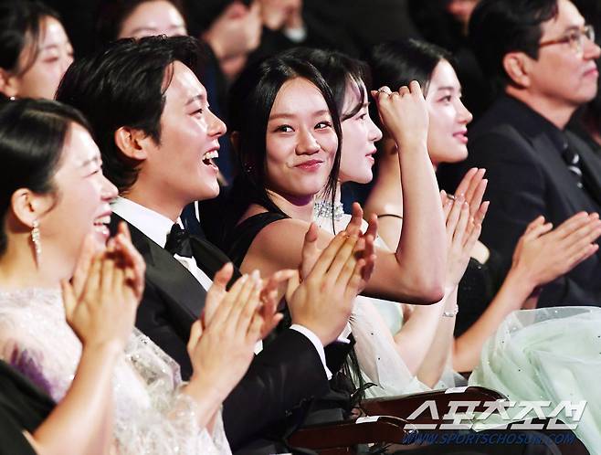 제45회 청룡영화상 시상식이 29일 여의도 KBS홀에서 열렸다. 축하 공연을 지켜보던 이혜리가 함께 춤을 추고 있다. 정재근 기자