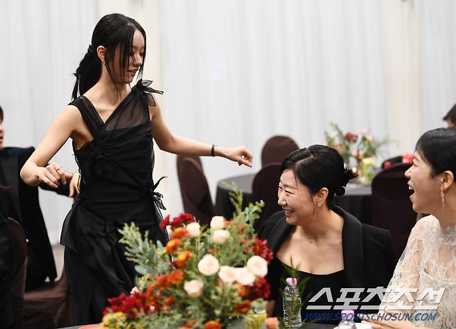라미란 앞으로 달려가 춤 추는 '덕선이' 이혜리.