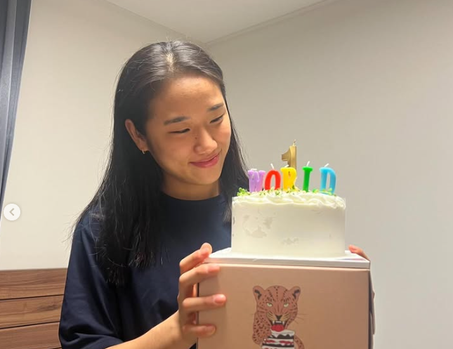 안세영이 파리올림픽 배드민턴 여자 단식 금메달을 딴 뒤 대표팀 운영 등에 날 선 비판 발언을 한 지도 몇 달 흘렀다. 새해에는 안세영이 코트 안팎에서 활기찬 모습을 보여주기를 기대하는 목소리가 커지고 있다. 안세영 인스타그램.
