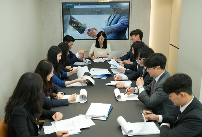 대표 변호사로서 직원들과 회의하는 모습. 최유나 변호사 제공