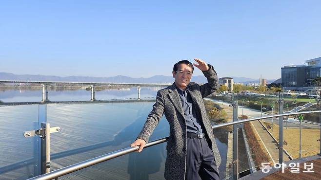 소양강을 배경으로 찍은 사진.  그는 기술을 익혀 자리를 잡은 삶이 진정한 탈북민의 정착이라고 생각한다.
