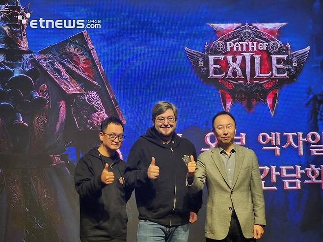 카카오게임즈는 그라인딩 기어 게임즈가 개발한 액션슬래시 PC 온라인 게임 '패스 오브 엑자일2' 국내 미디어 간담회를 성수동 보테가마지오에서 개최했다.(왼쪽부터)김상구 카카오게임즈 사업본부장, 조나단 로저스 그라인딩 기어 게임즈 패스 오브 엑자일2 개발총괄, 한상우 카카오게임즈 대표가 기념촬영했다.