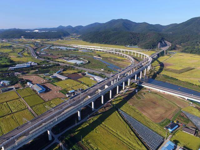 중앙선(왼쪽)과 동해선(위쪽)이 갈라지는 경주시 광명동 모량간이역 인근의 대곡고가교 전경. 국가철도공단 제공