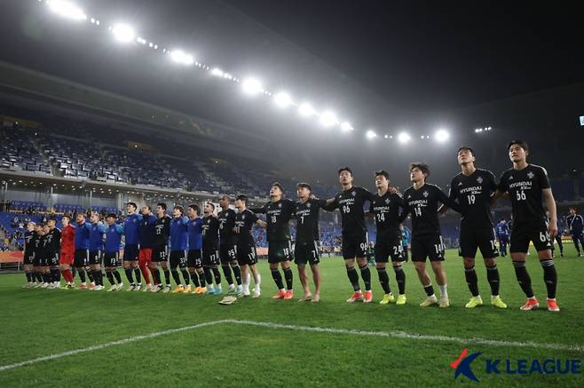 울산 HD 선수들이 17일 울산 문수축구경기장에서 열린 요코하마 F.마리노스와의 2023~24 AFC 챔피언스리그 4강 1차전 승리 후 팬들과 세리머니를 하고 있다. 이날 승리로 울산은 2025 FIFA 클럽 월드컵 출전을 확정했다. 사진=프로축구연맹