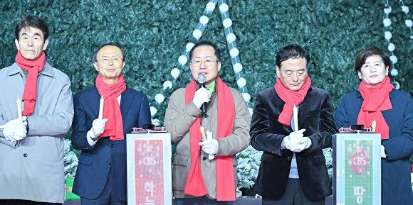 홍준표 대구시장(가운데)이 동성로28 아트스퀘어에서 열린  2024 크리스마스 트리 점등 행사에서 인사말을 하고 있다 [사진=대구시]