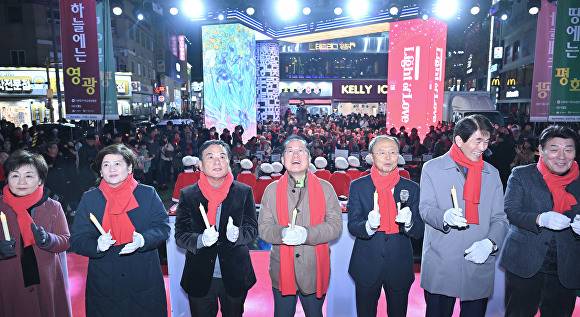 강은희 대구시교육감과 이만규 대구시의회 의장 강대식 국민의힘 의원 홍준표 대구시장 등이  2024 크리스마스 트리 점등을 지켜보고 있다 [사진=대구시]