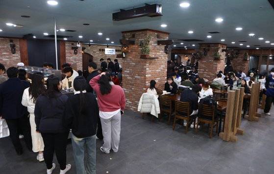 한남대 학생들이 학생식당인 멘사 크리스티에서 음식을 담고 있다. [사진 한남대]