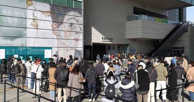 한국경제신문과 국립중앙박물관, 레오폴트미술관이 주최하는 ‘비엔나 1900, 꿈꾸는 예술가들-구스타프 클림트부터 에곤 실레까지’ 전시가 30일 개막했다. 관람객들이 티켓 예매를 하기 위해 줄지어 서 있다. /이솔 기자