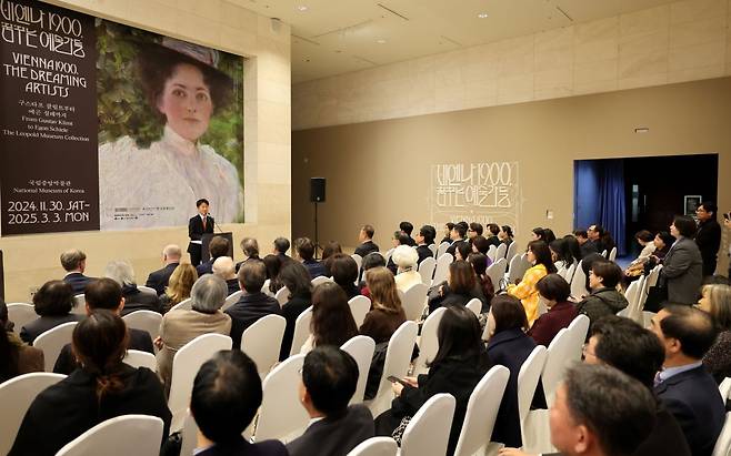 용호성 문화체육관광부 차관이 29일 서울 용산 국립중앙박물관에서 열린 ‘비엔나 1900, 꿈꾸는 예술가들-구스타프 클림트부터 에곤 실레까지’ 개막 행사에서 인사말을 하고 있다. /최혁 기자