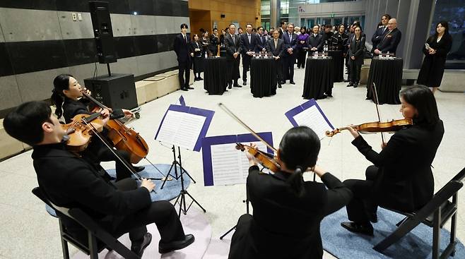 한국경제신문과 국립중앙박물관, 레오폴트미술관이 주최하는 ‘비엔나 1900, 꿈꾸는 예술가들-구스타프 클림트부터 에곤 실레까지’ 개막 행사가 29일 오후 서울 용산 국립중앙박물관에서 열렸다. 주요 참석자들이 한경 아르떼 연주를 감상하고 있다. /이솔 기자