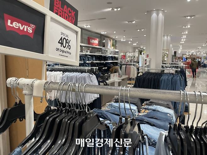 블랙프라이데이인 지난 29일(현지시간) 맨해튼 한복판 메이시스 헤럴드 스퀘어점 내 리바이스 매장이 손님 없이 한산하다. <사진=윤원섭 특파원>