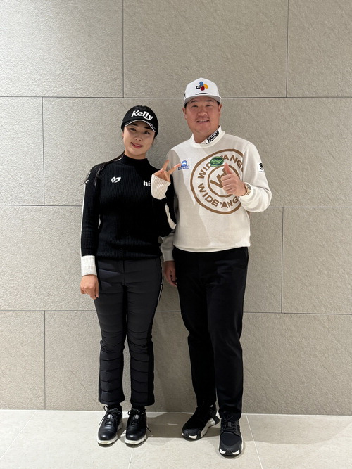 PGA 멤버 임성재(오른쪽)가 LPGA 도전을 앞둔 윤이나와 웃으며 포즈를 취하고 있다.