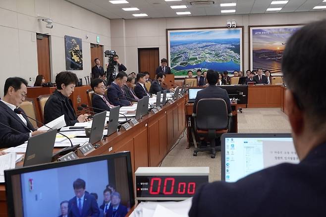 국회 국토교통위원회가 지난 11월 28일 전체회의를 열고 도시정비법 개정안 등 법안을 통과시켰다. (맹성규 의원실)