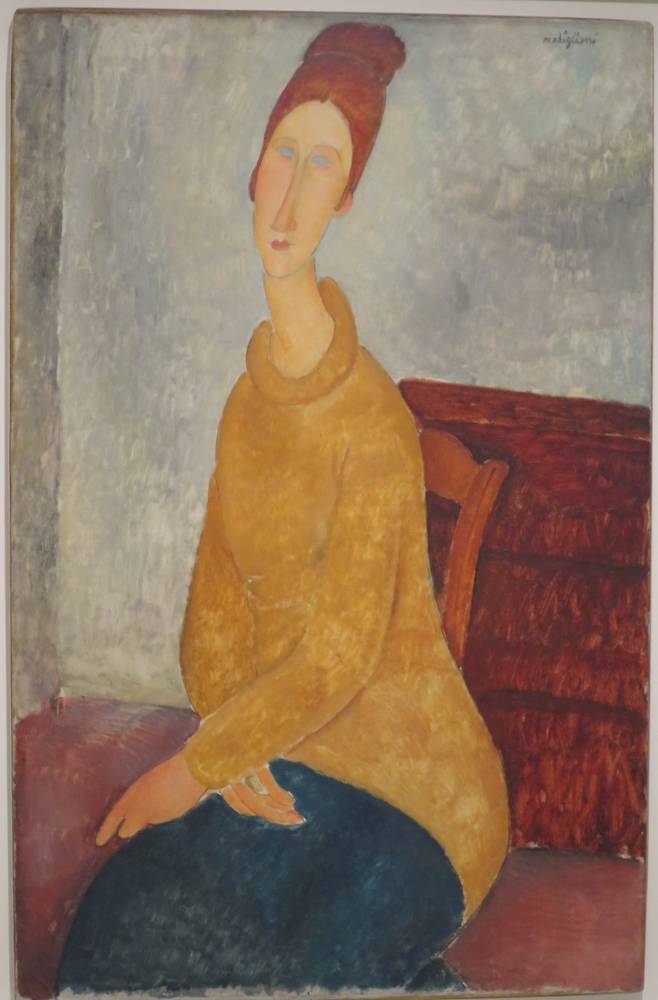 아메데오 모딜리아니, 노란색 스웨터를 입은 잔 에뷔테른(Jeanne Hébuterne in yellow sweater), 1918, 캔버스에 유채, 100x65cm, 솔로몬 R. 구겐하임 미술관. 에뷔테른을 향한 모딜리아니의 애틋한 마음이 녹아있는 것으로 평가받는 작품이다. 에뷔테른이 입은 노란 스웨터는 우중충한 배경과 대조를 이룬다. 그녀는 이런 곳에서조차 빛이 날 만큼 밝은 사람이자 따뜻한 여인이라는 걸 보여주는 듯하다. 하지만 그녀의 눈빛만큼은 처연하다. 다소곳이 앉아있는 모습 또한 서글픔을 안긴다. 그림 속 에뷔테른은 무언가를 기다리고 있는 건 아닐까. 그렇다면 그건 오늘도 정처없이 거리를 쏘다니는 모딜리아니일까. 그토록 꿈꾸고 바란 둘만의 장밋빛 미래일까.