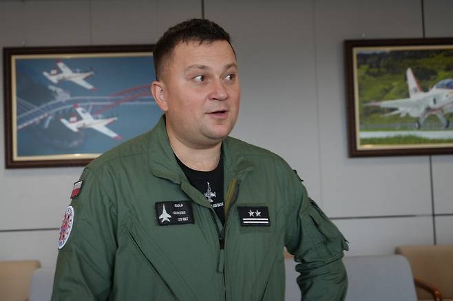 한국항공우주산업(KAI)에서 국산 경공격기 FA-50 조종사 교육을 받은 폴란드의 바르토슈 구와(37) 공군 중령은 28일 경남 사천 KAI 본사에서 기자들과 만난 자리에서 “FA-50 성능에 매우 만족한다”고 밝혔다. [KAI 제공]