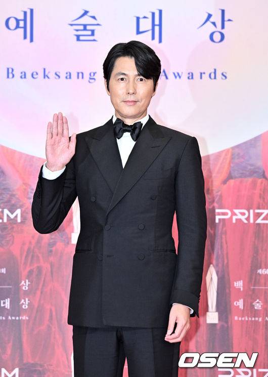 [OSEN=조은정 기자]제 60회 백상예술대상 레드카펫 행사가 7일 서울 강남구 코엑스에서 열렸다.'60회 백상예술대상’에는 지난 1년간 TV·영화·연극 분야에서 활약한 대중문화 예술계 종사자들이 총출동한다. 지난해에 이어 관객과 함께 즐기는 축제의 장이다. 백상만의 품격 있는 시상식으로 관객들의 눈과 귀를 즐겁게 할 예정이다. 올해도 신동엽·수지·박보검이 MC를 맡아 믿고 보는 진행력을 자랑한다.&nbsp;배우 정우성이 레드카펫을 밟고 있다.  2024.05.07 /cej@osen.co.kr