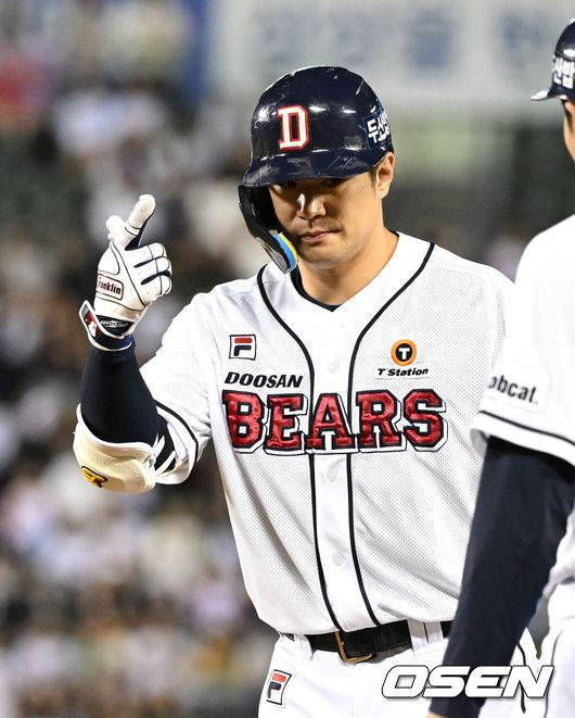 [OSEN=잠실, 이대선 기자] 31일 오후 서울 잠실야구장에서 ‘2024 신한 SOL Bank KBO리그’ LG 트윈스와 두산 베어스의 경기가 열렸다.LG는 손주영, 두산은 브랜든을 선발로 내세웠다.9회말 무사 1,2루에서 두산 김재환이 안타를 치고 환호하고 있다. 2024.05.31 /sunday@osen.co.kr