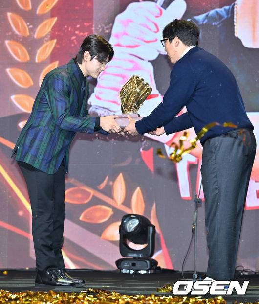 [OSEN=민경훈 기자] 1일 오전 서울 그랜드 하얏트 호텔에서 KBO리그 포지션별 최고의 수비수를 선정하는 '2024 컴투스프로야구 리얼글러브 어워드’가 열렸다.선수협에 따르면 리얼글러브 어워드는 미국 메이저리그(MLB)의 골드글러브 어워드처럼 수비만을 평가 기준으로 두고 수상자를 선정한다.KIA 김도영이 올해의 선수상을 수상하고 있다. 2024.12.01 / rumi@osen.co.kr