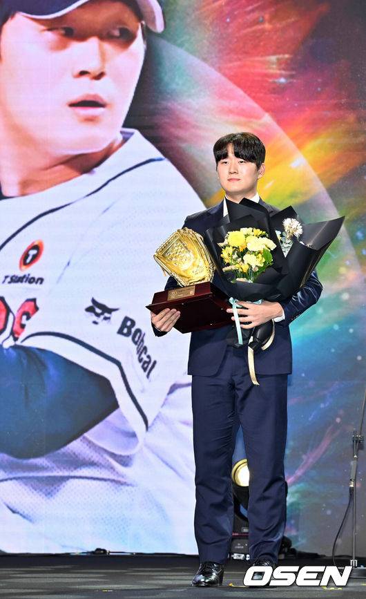 [OSEN=민경훈 기자] 1일 오전 서울 그랜드 하얏트 호텔에서 KBO리그 포지션별 최고의 수비수를 선정하는 '2024 컴투스프로야구 리얼글러브 어워드’가 열렸다.선수협에 따르면 리얼글러브 어워드는 미국 메이저리그(MLB)의 골드글러브 어워드처럼 수비만을 평가 기준으로 두고 수상자를 선정한다.구원투수 부문을 수상한 두산 김택연이 포토타임을 갖고 있다. 2024.11.30 / rumi@osen.co.kr
