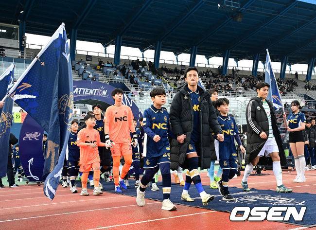 [OSEN=목동, 김성락 기자] 1일 오후 서울 양찬구 목동종합운동장 목동주경기장에서 '하나은행 K리그 2024 승강 PO 1차전' 서울 이랜드와 전북 현대의 경기가 열렸다. K리그1 역대 최다 우승(9회)로 적수가 없었던 전북의 K리그 10위 승강 PO 추락은 많은 팬들에게 충격을 안겼다.경기 시작에 양팀 선수들이 입장하고  있다. 2024.12.01 / ksl0919@osen.co.kr