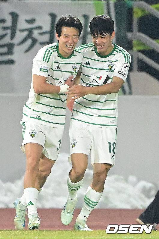 [OSEN=목동, 김성락 기자] 1일 오후 서울 양천구 목동종합운동장 목동주경기장에서 '하나은행 K리그 2024 승강 PO 1차전' 서울 이랜드와 전북 현대의 경기가 열렸다. K리그1 역대 최다 우승(9회)로 적수가 없었던 전북의 K리그 10위 승강 PO 추락은 많은 팬들에게 충격을 안겼다.후반 전북 전진우가 헤더슛을 넣은 뒤 동료 선수와 기쁨을 나누고 있다. 2024.12.01 / ksl0919@osen.co.kr