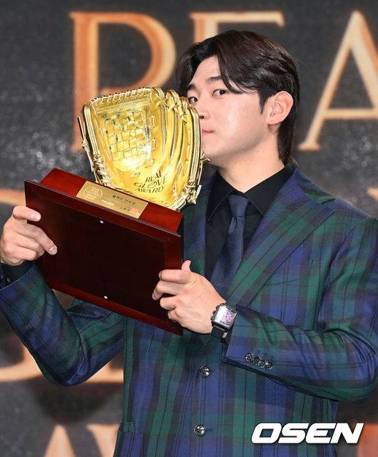[OSEN=민경훈 기자] 1일 오전 서울 그랜드 하얏트 호텔에서 KBO리그 포지션별 최고의 수비수를 선정하는 '2024 컴투스프로야구 리얼글러브 어워드’가 열렸다.선수협에 따르면 리얼글러브 어워드는 미국 메이저리그(MLB)의 골드글러브 어워드처럼 수비만을 평가 기준으로 두고 수상자를 선정한다.올해의 선수상을 수상한 KIA 김도영이 포토타임을 갖고 있다. 2024.12.01 / rumi@osen.co.kr