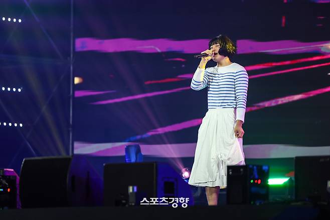 KIA 김도영이 11월30일 KIA의 V12 팬페스트에서 뉴진스 하니로 변신해 푸른산호초를 열창하고 있다. KIA 타이거즈 제공