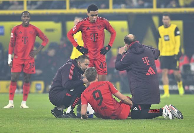 부상당한 해리 케인을 의료진이 진찰하고 있다.   도르트문트 | AP연합뉴스