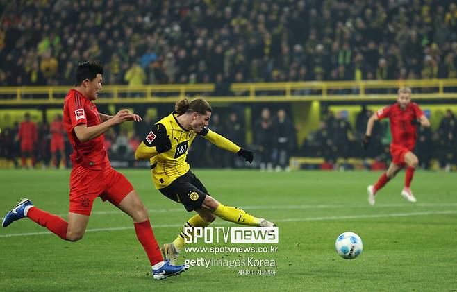 ▲ 김민재는 독일 도르트문트의 지그날 이두나 파크에서 열린 2024-25시즌 분데스리가 12라운드 도르트문트전에서 후반 80분까지 뮌헨의 수비를 책임지며 인상적인 활약을 펼쳤다. 뮌헨은 이 경기에서 1-1 무승부를 기록하며 리그 무패 행진을 이어갔다. 후반 80분 상대 선수와 볼 다툼 도중 팔꿈치에 얼굴을 맞아 눈썹 부위 출혈이 발생했다. 출혈로 인해 교체됐다. 경기 후 기자회견에서 김민재 컨디션에 대한 질문이 있었는데 “김민재는 눈썹 부위가 찢어져 몇 바늘 봉합했다. 하지만 김민재는 괴물 같은 선수다. 이런 부상은 그를 흔들지 못한다. 곧바로 출전 준비가 될 것”이라는 발표가 있었다