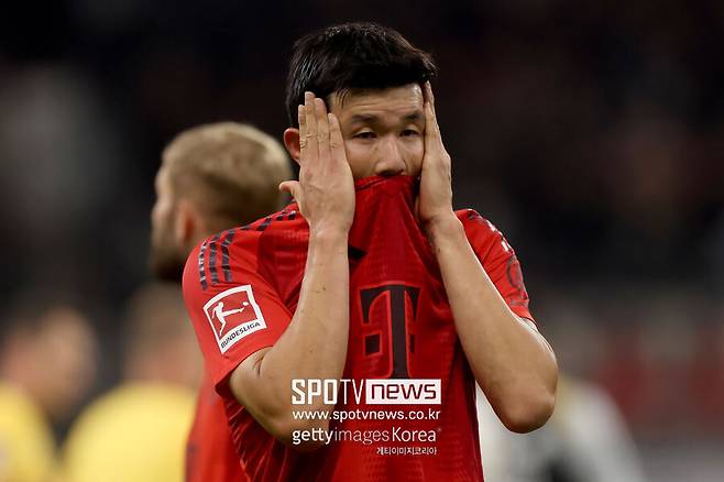 ▲ 김민재는 독일 도르트문트의 지그날 이두나 파크에서 열린 2024-25시즌 분데스리가 12라운드 도르트문트전에서 후반 80분까지 뮌헨의 수비를 책임지며 인상적인 활약을 펼쳤다. 뮌헨은 이 경기에서 1-1 무승부를 기록하며 리그 무패 행진을 이어갔다. 후반 80분 상대 선수와 볼 다툼 도중 팔꿈치에 얼굴을 맞아 눈썹 부위 출혈이 발생했다. 출혈로 인해 교체됐다. 경기 후 기자회견에서 김민재 컨디션에 대한 질문이 있었는데 “김민재는 눈썹 부위가 찢어져 몇 바늘 봉합했다. 하지만 김민재는 괴물 같은 선수다. 이런 부상은 그를 흔들지 못한다. 곧바로 출전 준비가 될 것”이라는 발표가 있었다