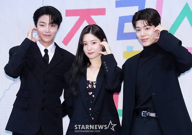 배우 황인엽, 정채연, 배현성이 8일 오전 서울 구로구 라마다 서울 신도림호텔에서 진행된 JTBC 수요드라마 '조립식 가족' 제작발표회에 참석해 포즈를 취하고 있다.  '조립식 가족'은 10년은 가족으로 함께 했고, 10년은 남남으로 그리워했던 세 청춘이 다시 만나 펼쳐지는 로맨스다. 오는 9일 첫 방송. 2024.10.08 /사진=김창현