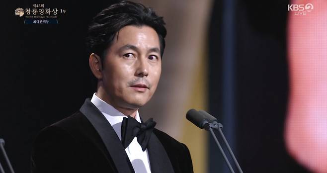 (서울=뉴스1) = 배우 정우성이 29일 오후 서울 영등포구 여의도 KBS홀에서 열린 제45회 청룡영화상에 최다관객상 시상자로 등장해 '혼외자 논란' 관련 발언을 하고 있다.   정우성은 이날 "저는 오늘 '서울의 봄'과 함께했던 모든 관계자에게 제 사적인 일이 영화에 오점으로 남지 않기를 바라는 마음으로 이 자리에 섰다"고 말했다. 이어 "또한 저에게 사랑과 기대를 보내주셨던 모든 분에게 염려와 실망을 안겨드린 점 죄송하다고 말씀드립니다"라고 밝혔다.   이어서 "모든 질책은 제가 받고 안고 가겠다"라며 "그리고 아버지로서 아들에 대한 책임을 끝까지 다할 것입니다"라고 직접 입장을 전했다.(KBS 캡처) 2024.11.29/뉴스1  Copyright (C) 뉴스1. All rights reserved. 무단 전재 및 재배포,  AI학습 이용 금지. /사진=(서울=뉴스1)