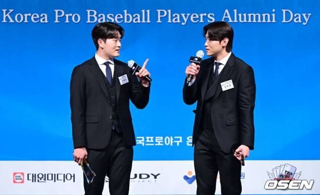 두산 김택연(왼쪽)과 KIA 김도영이 1일 오후 서울 청담동 리베라호텔에서 ‘2024 한국프로야구 은퇴선수의 날’ 시상식에서 수상 후 마주보고 있다.