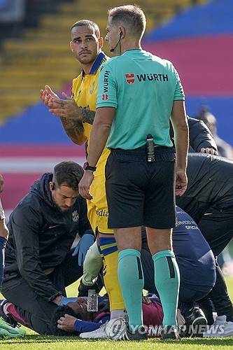 발데가 30일(한국시간) 스페인 바르셀로나에 있는 에스타디 올림픽 루이스 콤파니스에서 열린 바르셀로나와 라스팔마스와의 2024-2025시즌 라리가 15라운드 홈 경기에서 왼쪽 수비수로 선발 출장했다.&nbsp;  발데는 전반 25분경, 상대 산드로 라미레즈와 볼을 다투던 과정에서 쓰러졌다. 그는 상대 어깨에 목이 눌리면서 기침을 했다.&nbsp;발데는&nbsp;피를 토했고 빠르게 의무팀과 들것이 들어왔다. 그는 들것에 실려 나가 제라르드 마르틴과 교체됐다.&nbsp;연합뉴스