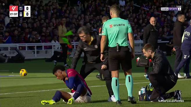 발데가 30일(한국시간) 스페인 바르셀로나에 있는 에스타디 올림픽 루이스 콤파니스에서 열린 바르셀로나와 라스팔마스와의 2024-2025시즌 라리가 15라운드 홈 경기에서 왼쪽 수비수로 선발 출장했다.&nbsp;  발데는 전반 25분경, 상대 산드로 라미레즈와 볼을 다투던 과정에서 쓰러졌다. 그는 상대 어깨에 목이 눌리면서 기침을 했다.&nbsp;발데는&nbsp;피를 토했고 빠르게 의무팀과 들것이 들어왔다. 그는 들것에 실려 나가 제라르드 마르틴과 교체됐다.&nbsp;중계화면 캡쳐