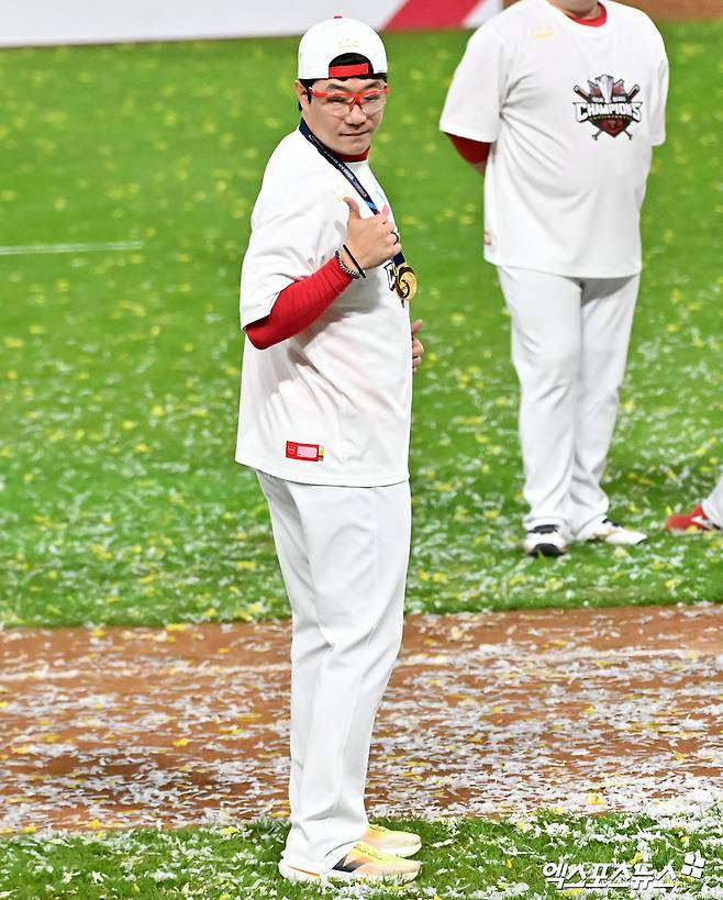 지난 10월28일 광주기아챔피언스필드에서 열린 '2024 신한 SOL Bank KBO 한국시리즈' 삼성 라이온즈와 KIA 타이거즈의 5차전 경기, KIA가 삼성에 7-5로 승리하며 7년 만에 통합 우승을 차지했다. KIA 양현종이 우승 공약이었던 삐끼삐끼 댄스를 선보이고 있다. 엑스포츠뉴스DB