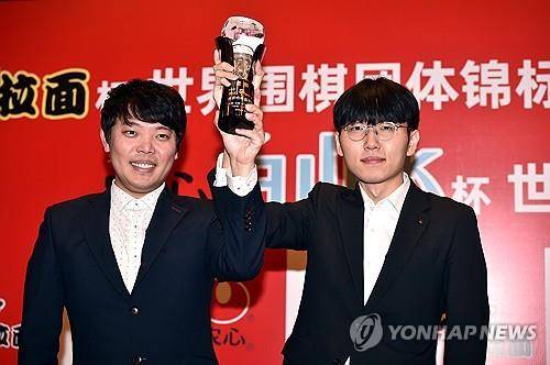 농심신라면배에서 4연패를 달성한 신진서(오른쪽)와 홍민표 국가대표 감독. [한국기원 제공. 재판매 및 DB 금지]